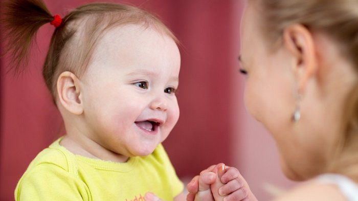 Bố mẹ nên dành nhiều thời gian chơi với bé